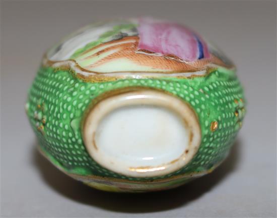 A rare Chinese chicken skin moulded famille rose snuff bottle, late 18th/early 19th century 6.7cm,